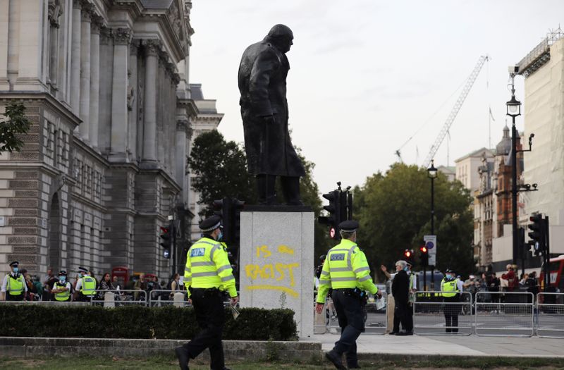 &copy; Reuters. تشويه تمثال تشرشل في لندن للمرة الثانية في أربعة أشهر