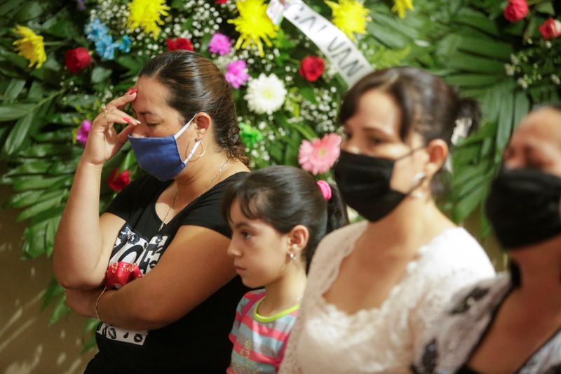 © Reuters. Family and friends of Jessica Estrella Silva Zamarripa attend her wake at a funeral parlor in Meoqui