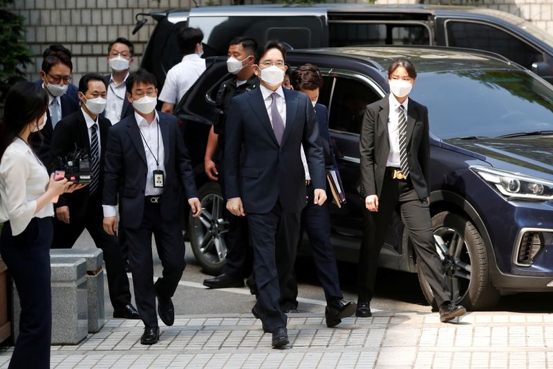 &copy; Reuters. FILE PHOTO: Samsung Group heir Jay Y. Lee arrives for a court hearing to review a detention warrant request against him at the Seoul Central District Court in Seoul