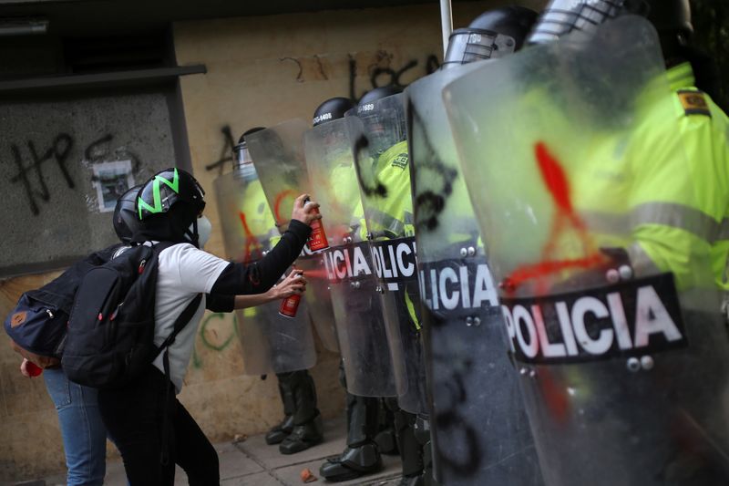 &copy; Reuters. Manifestantes pintan los escudos antidisturbios de los policías durante una protesta frente a una estación policial después de que un hombre, que fue detenido por violar las normas de distanciamiento social, murió tras recibir sucesivas descargas elé