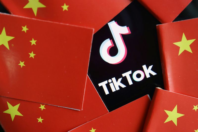 &copy; Reuters. FILE PHOTO: Illustration picture of Tiktok with Chinese flags