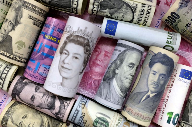 &copy; Reuters. Банкноты евро, гонконгских долларов, долларов США, японских иен, фунтов стерлингов и китайских юаней