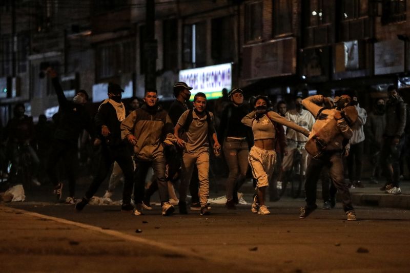 &copy; Reuters. استمرار احتجاجات على عنف الشرطة في عاصمة كولومبيا