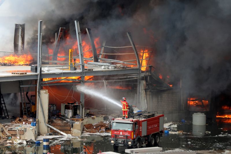 &copy; Reuters. رجال الإطفاء يخمدون ما تبقى من حريق مرفأ بيروت