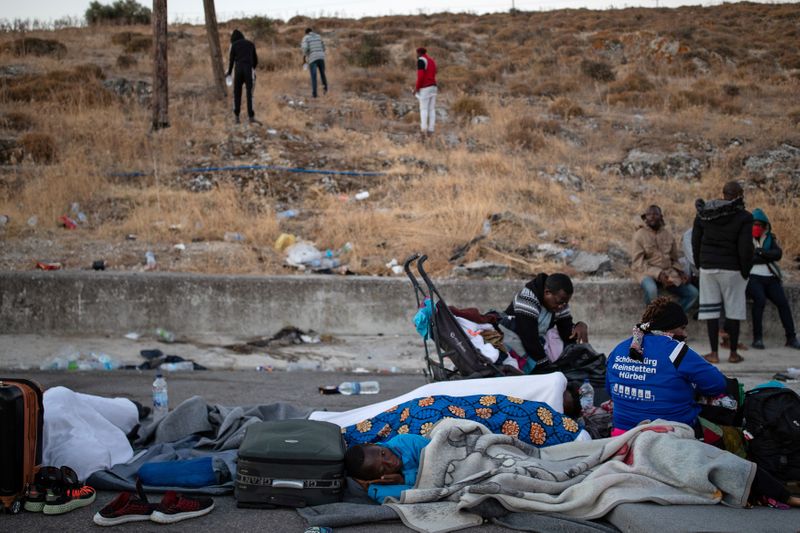&copy; Reuters. تقطع السبل بمهاجرين من مخيم موريا على جزيرة ليسبوس اليونانية