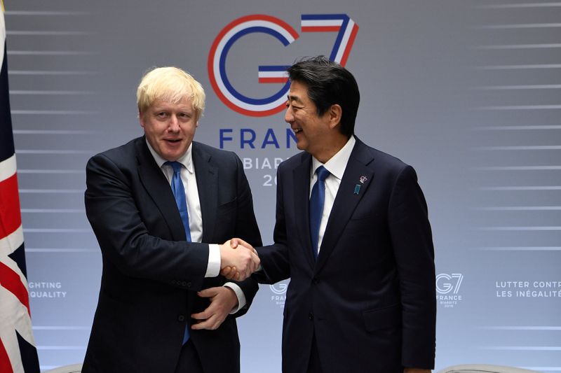 &copy; Reuters. FOTO DE ARCHIVO: El primer ministro británico, Boris Johnson, estrecha la mano del primer ministro japonés, Shinzo Abe, durante la cumbre del G7 celebrada en Biarritz, Francia