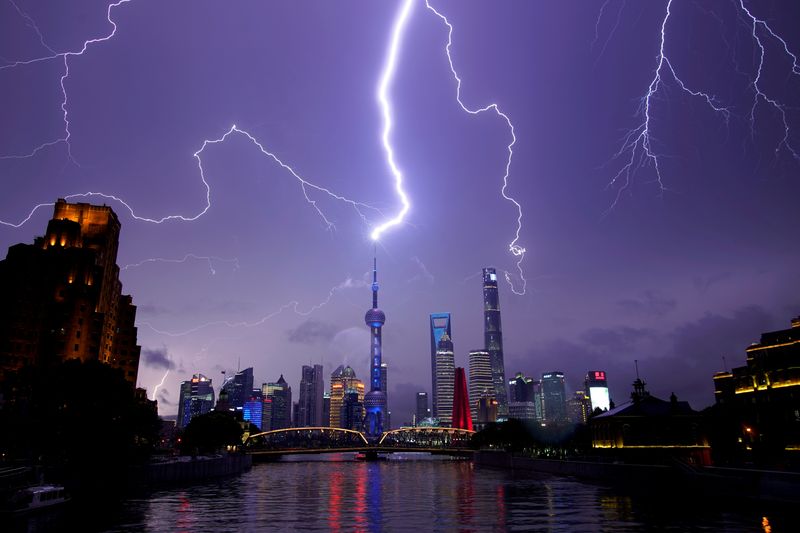 &copy; Reuters. FILE PHOTO: Lightning strikes are seen above the skyline of Shanghai&apos;s financial district of Pudong