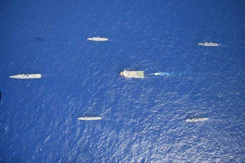 &copy; Reuters. Navio de pesquisa turco é escoltado por navios da Marinha turca no Mediterrâneo