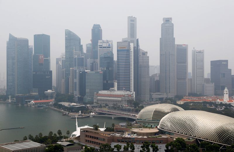 &copy; Reuters. FILE PHOTO: The financial district is seen shrouded by haze in Singapore