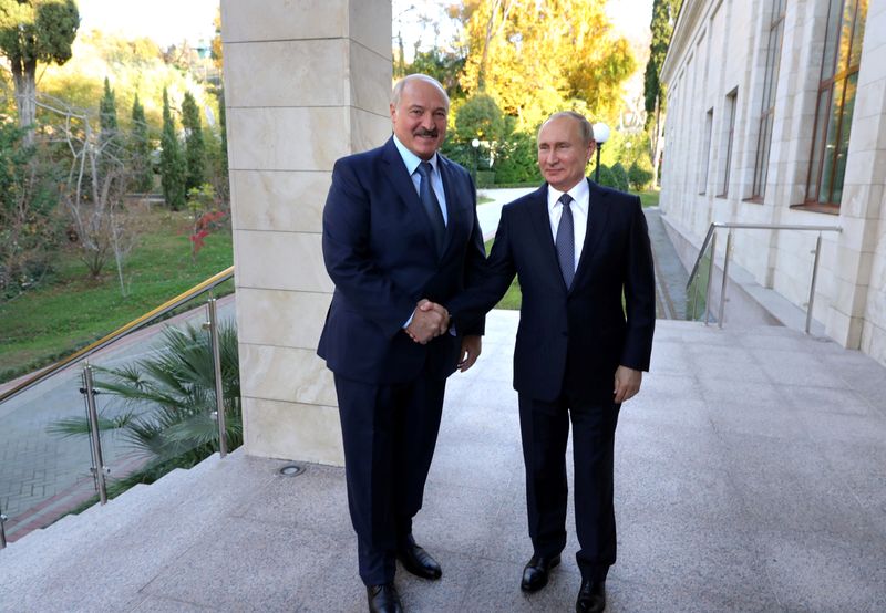 &copy; Reuters. Russian President Vladimir Putin meets with Belarusian President Alexander Lukashenko in Sochi