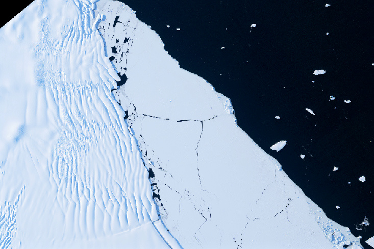 &copy; Reuters. Un extremo de una plataforma de hielo se separa del continente antártico producto del aumento de temperaturas y flota hacia el océano en una imagen satelital. FOTO DE ARCHIVO. Ching-Yao Lai/Handout via REUTERS. ATENCIÓN EDITORES: ESTA IMAGEN FUE PROVIS