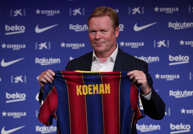 &copy; Reuters. FOTO DE ARCHIVO: El entrenador del Barcelona, Ronald Koeman, posa con una camiseta del Barcelona durante su presentación en el Auditorio 1899, Barcelona, España