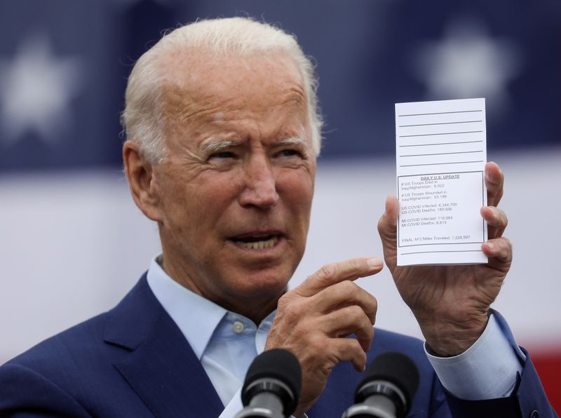 &copy; Reuters. Democratic U.S. presidential nominee Joe Biden campaigns in Warren, Michigan