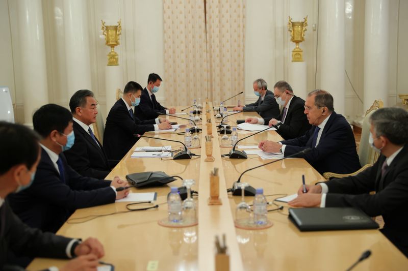 © Reuters. Russia's Foreign Minister Lavrov and China's State Councilor Wang meet in Moscow