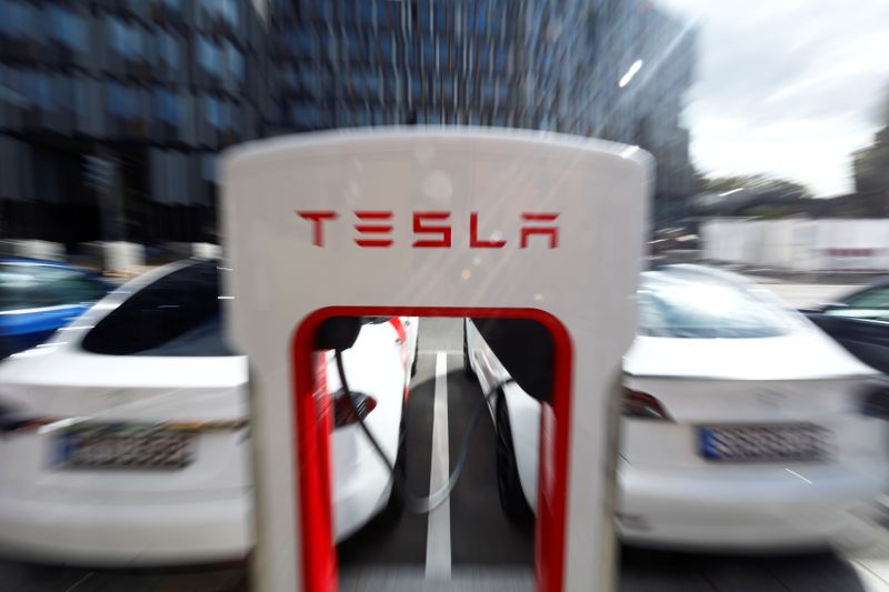 &copy; Reuters. FILE PHOTO: Tesla managers demonstrate V3 superchargers on German research campus in Berlin