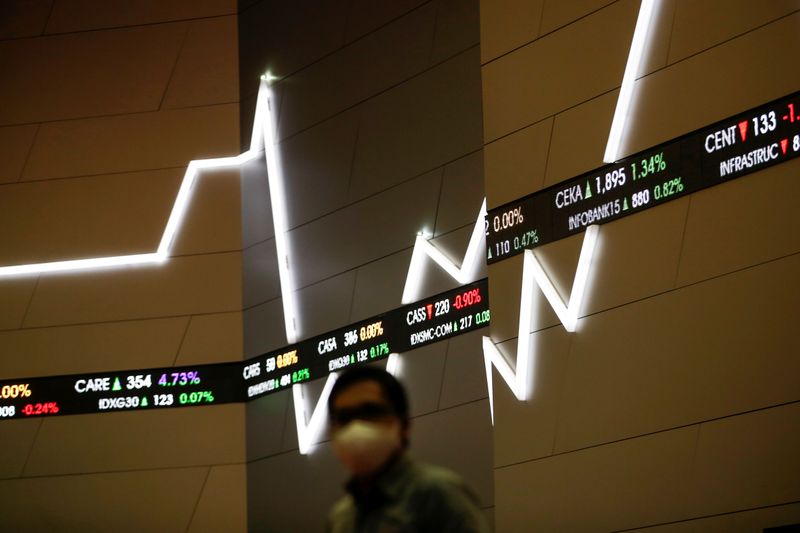 © Reuters. PRUDENCE SUR LES ACTIONS SUR FOND D'INCERTITUDES, SELON NEUFLIZE OBC