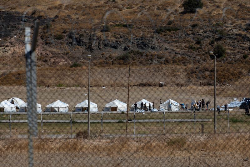 © Reuters. اليونان تنصب خياما لمهاجرين مشردين في ليسبوس والسكان يعترضون
