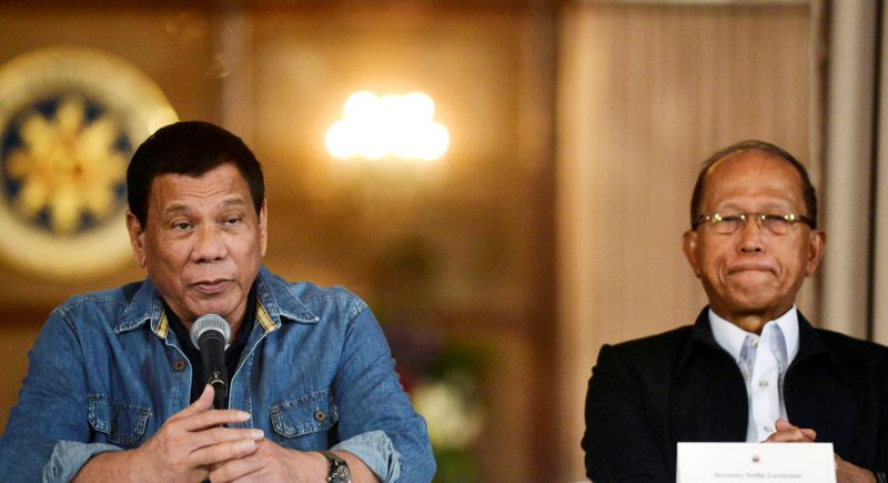 © Reuters. FILE PHOTO: Philippine President Rodrigo Duterte announces the disbandment of police operations against illegal drugs next to Defence Secretary Delfin Lorenzana at the Malacanang palace in Manila