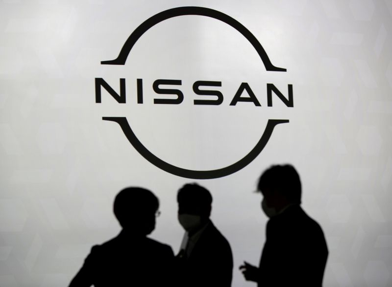 © Reuters. FILE PHOTO: The brand logo of Nissan Motor Corp. is displayed during a press preview of the company's new Ariya all-battery SUV in Yokohama