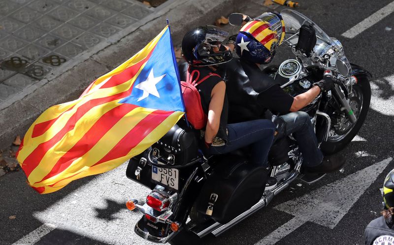 &copy; Reuters. Personas en una motocicleta portando la Estelada (la bandera independentista catalana) durante el día nacional de Cataluña &quot;La Diada&quot; en Barcelona, España, el 11 de septiembre de 2020