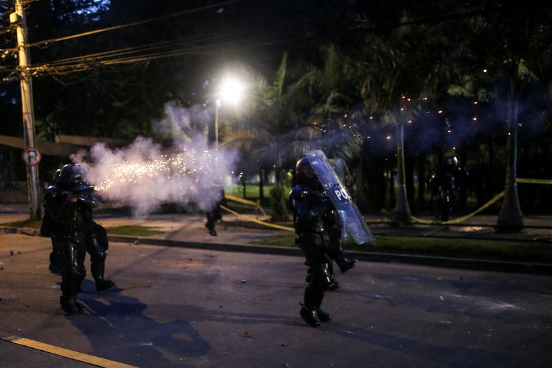 © Reuters. 11 قتيلا في احتجاجات على وحشية الشرطة في كولومبيا ووزير الدفاع يعتذر