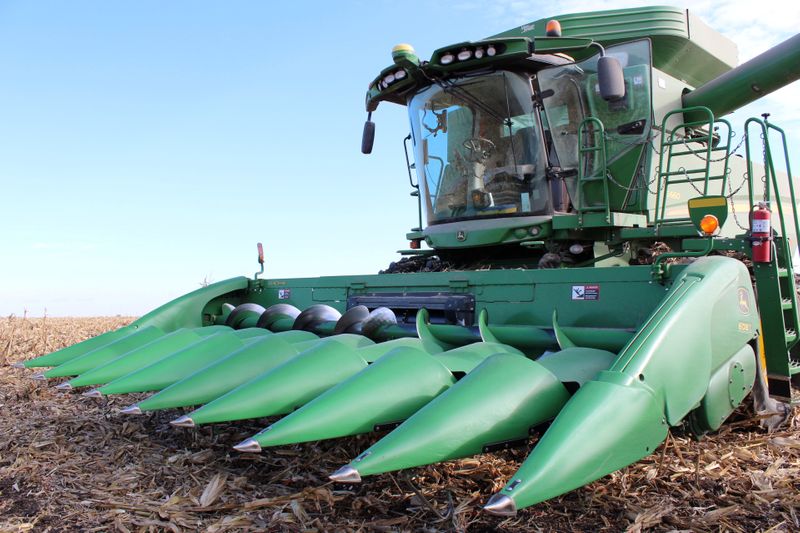 © Reuters. FILE PHOTO: A farmer's corn harvesting combine is seen during the corn harvest in Eldon, Iowa