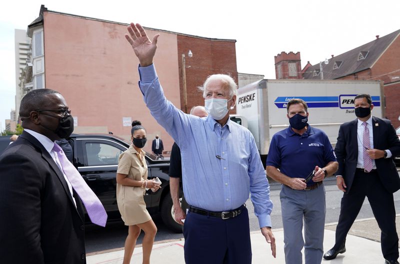 © Reuters. FILE PHOTO: Joe Biden campaigns in Pennsylvania