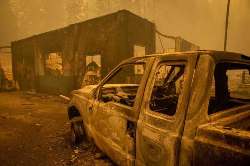 &copy; Reuters. Vehículos quemados destruidos por un incendo forestal afuera de una tienda en Nimrod, Oregón. 10 de septiembre de 2020.