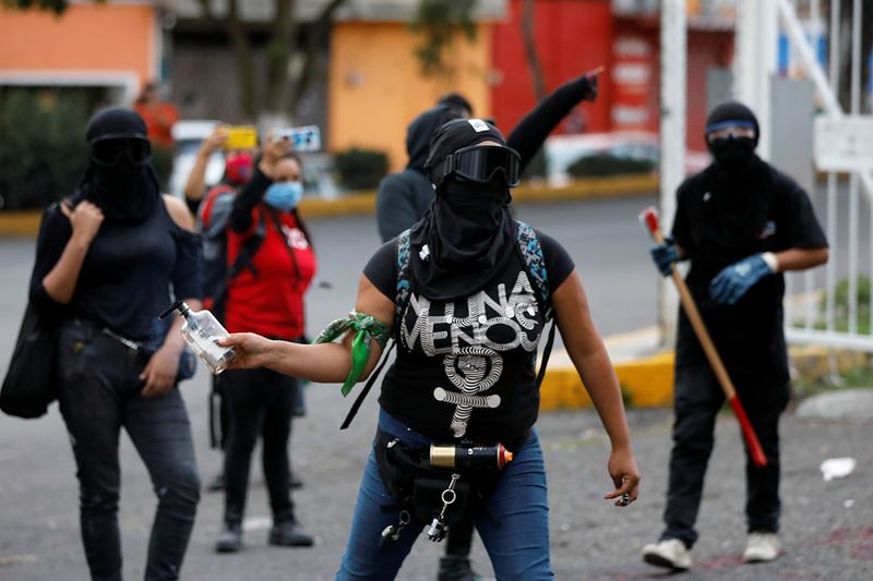 &copy; Reuters. ناشطات مكسيكيات يحتجن على العنف ضد المرأة ويضرمن النار في مبنى