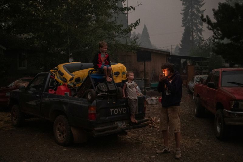 &copy; Reuters. Father and twin sons prepare to evacuate their home from the Obenchain Fire in Butte Falls, Oregon
