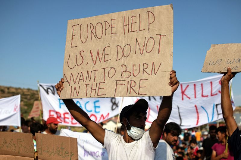 © Reuters. Refugees and migrants from the destroyed Moria camp protest on the island of Lesbos