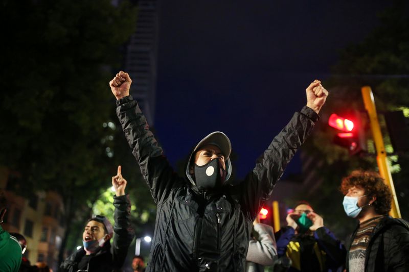 &copy; Reuters. Manifestantes participan en una protesta después de que un hombre, que fue detenido por violar las normas de distanciamiento social, murió al recibir descargas electricas sucesivas por dos policías en Bogotá