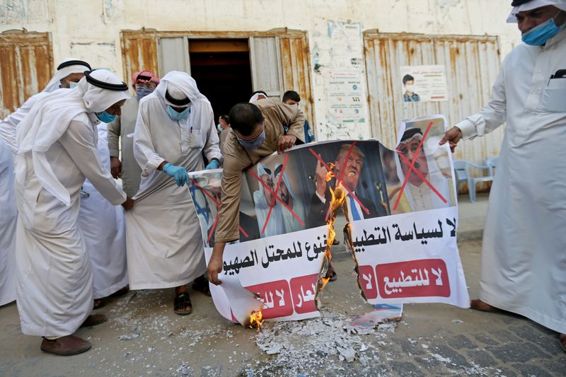 &copy; Reuters. Palestinians protest against Bahrain’s move to normalise ties with Israel