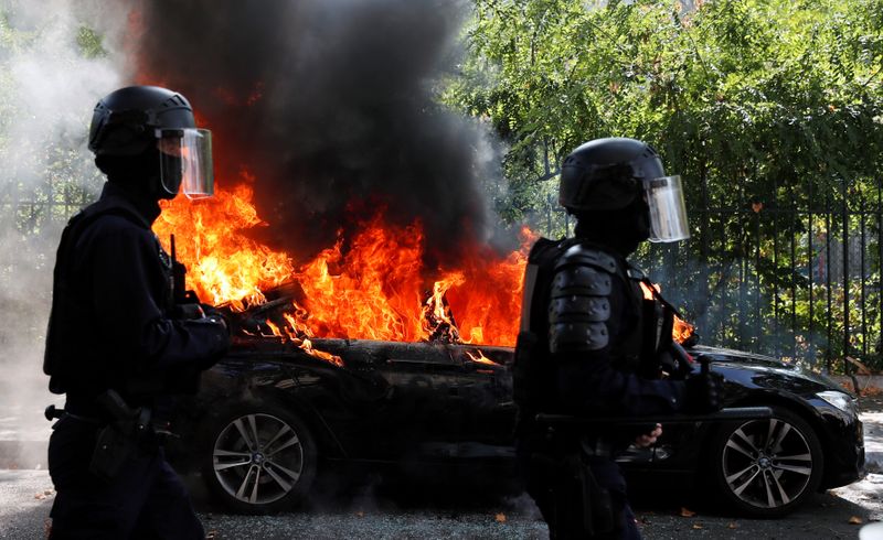 &copy; Reuters. Protestors attend a demonstration of the yellow vests movement in Paris