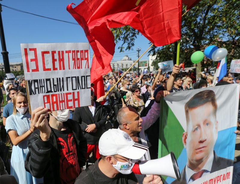 © Reuters. آلاف يشاركون في مسيرة مناهضة للكرملين في شرق روسيا عشية انتخابات محلية