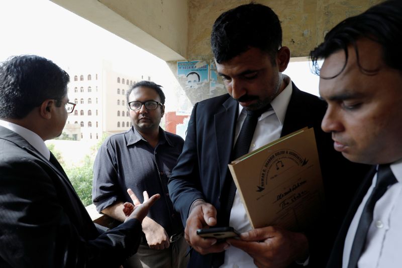 © Reuters. الشرطة الباكستانية تخلي سبيل صحفي متهم بالإساءة للجيش
