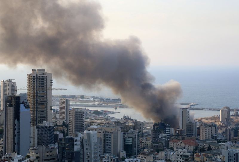 &copy; Reuters. مصدر: تصاعد دخان من بقايا حريق الخميس في مرفأ بيروت ولا يوجد خطر على المدينة