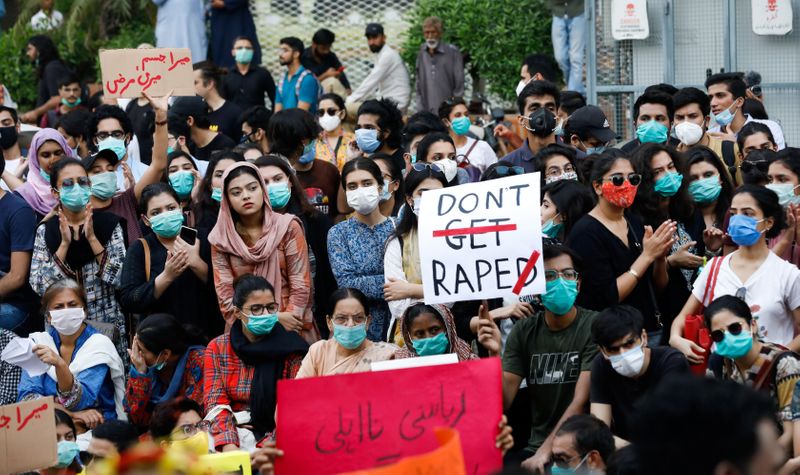 &copy; Reuters. الشرطة الباكستانية تبحث عن مغتصبي امرأة وعدة مدن تشهد احتجاجات