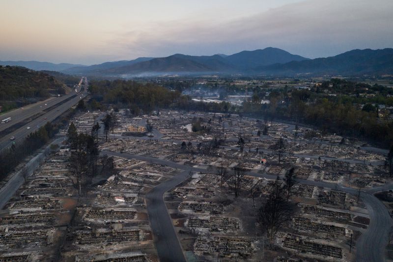 &copy; Reuters. Imagen del vecindario Bear Lakes Estates devastado junto a la carretera Interestatal 5 luego del incendio de Almeda en Phoenix