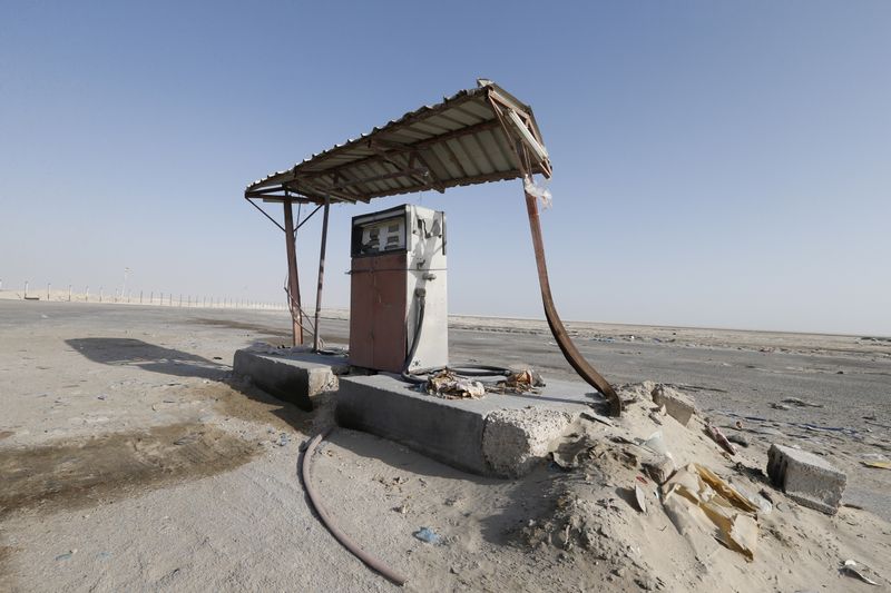 &copy; Reuters. FILE PHOTO: An old fuel pump is seen during early hours in desert near the village of Sila, UAE/Saudi boarder some 400km south of Eastern provience of Khobar, Saudi Arabia