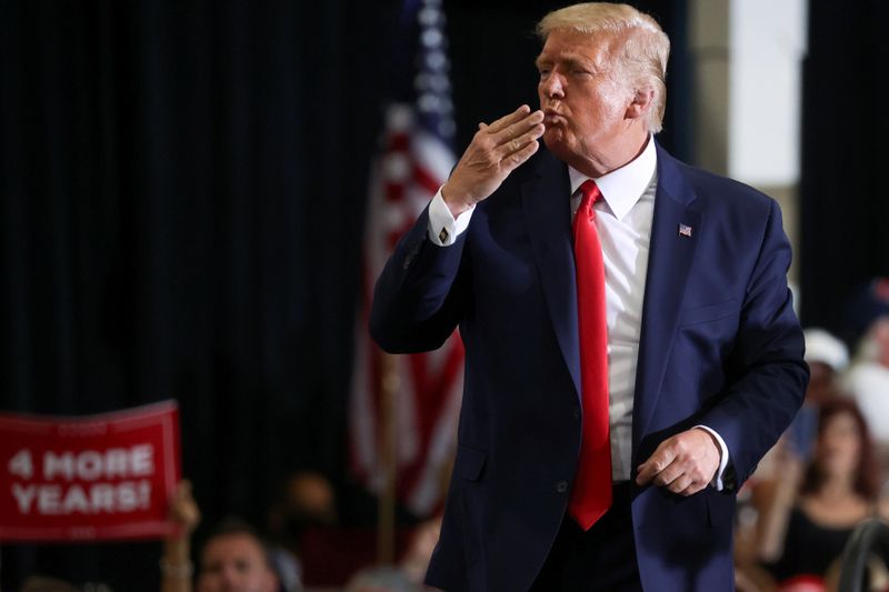 © Reuters. U.S. President Trump rallies with supporters at a campaign event in Henderson, Nevada