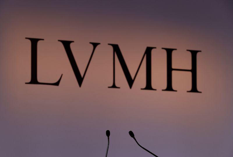 © Reuters. A LVMH luxury group logo is seen prior to the announcement of their 2019 results in Paris