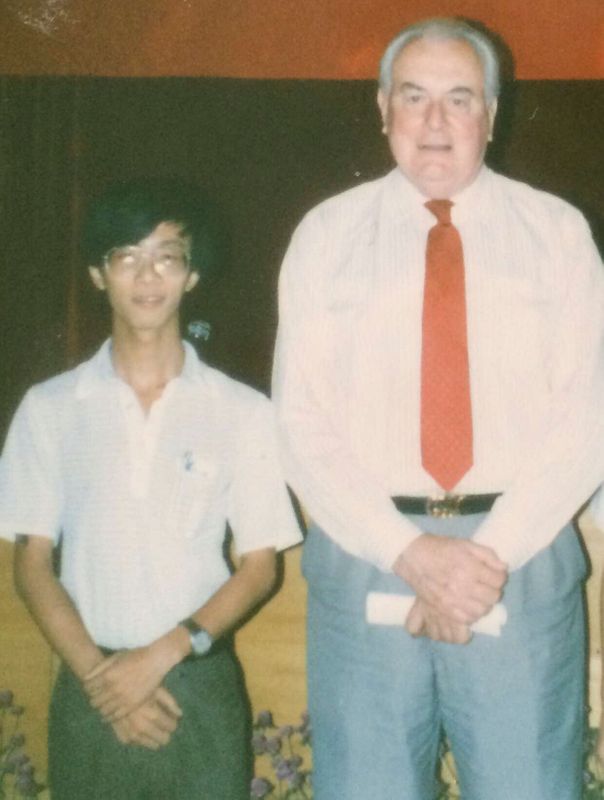 © Reuters. Handout image of Chen Hong, director of the Australian Studies Centre at the East China Normal University in Shanghai, and former Australian Prime Minister Gough Whitlam in Xiamen, China