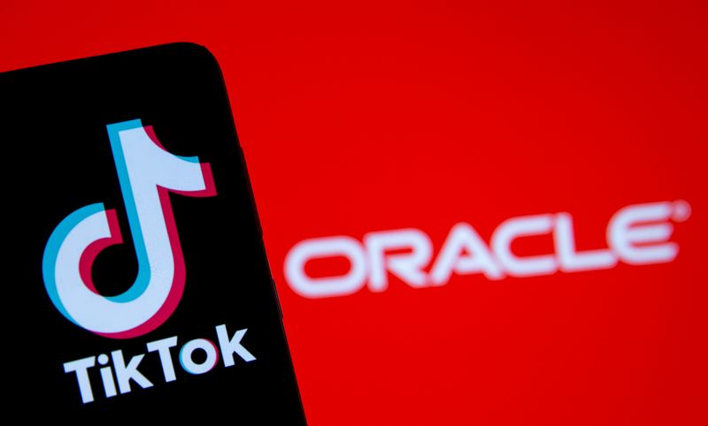 © Reuters. Smartphone with Tik Tok logo is seen in front of displayed Oracle logo in this illustration