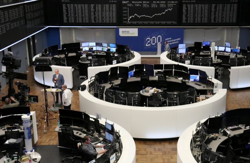 &copy; Reuters. Немецкий индекс DAX на экране Франкфуртской фондовой биржи