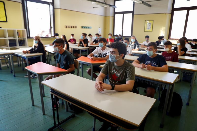 &copy; Reuters. Children return to school for the first time since March, in Rome