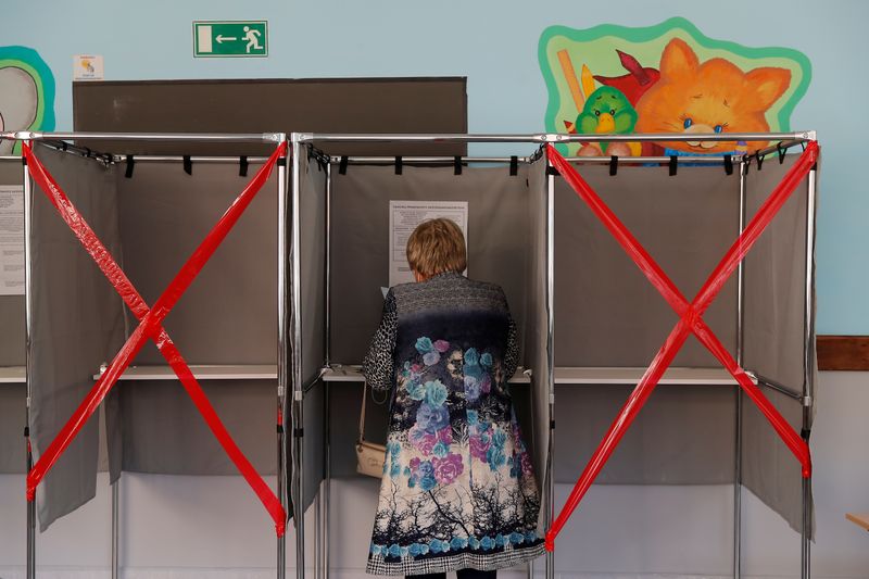 &copy; Reuters. Woman checks her ballot in a voting booth during local elections in the Siberian city of Tomsk