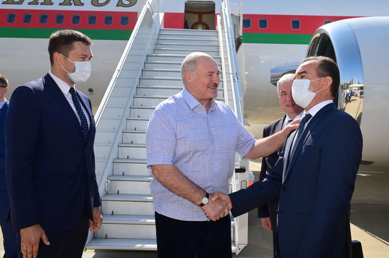 © Reuters. Belarusian President Lukashenko arrives in Sochi