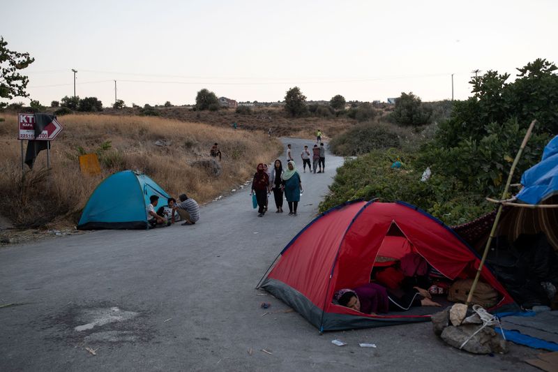 &copy; Reuters. Refugiados e imigrantes se abrigam em tendas após incêndio destruir acampamento da ilha grega de Lesbos