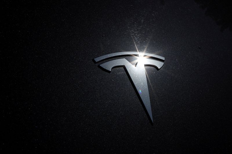 © Reuters. Логотип Tesla на автомобиле в Лос-Анджелесе